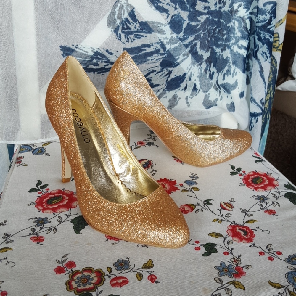NWT Gold sparkle pumps size 8
